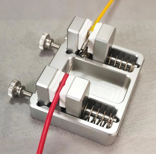 Heavy-duty aluminum welding clamp with temperature-resistant jaw for circuit board mounting, soldering wire clamp